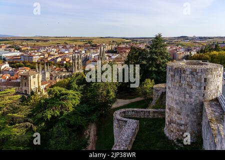 Veduta aerea della città di Burgos dal castello della città con le sue mura in primo piano. Foto Stock