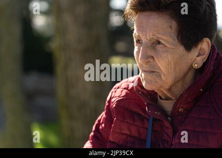 donna anziana di 90 anni triste e in attesa di penitenza. Foto Stock