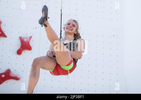 Monaco, Germania. 15th ago, 2022. Monaco di Baviera, Germania, agosto 15th 2022: Anna Apel (GER) durante l'arrampicata sportiva Speed Climbing femminile a Koenigsplatz ai Campionati europei di Monaco di Baviera 2022 (Liam Asman/SPP) Credit: SPP Sport Press Photo. /Alamy Live News Foto Stock