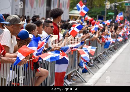 New York, Stati Uniti. 14th ago, 2022. I newyorkesi escono in gran numero per assistere alla parata del giorno Domenicano lungo Avenue of the Americas a New York City il 14 agosto 2022. (Foto di Ryan Rahman/Pacific Press/Sipa USA) Credit: Sipa USA/Alamy Live News Foto Stock