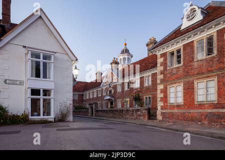 La notte cade al College of Matrons a Salisbury, Wiltshire, Inghilterra. Foto Stock