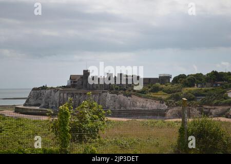 Il Kingsgate Castle sulle scogliere sopra Kingsgate Bay Foto Stock