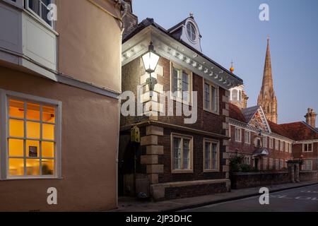 Serata su High Street a Salisbury, Wiltshire, Inghilterra. Foto Stock