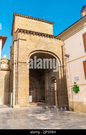 L'ingresso principale della cattedrale di San Pedro nella città di Jaca in Aragona, Spagna Foto Stock