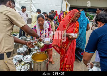 Nuova Delhi, India. 15th ago, 2022. Volontari del governo di Delhi servono cibo per inondare le persone colpite a Pusta Road, Nuova Delhi. Il governo di Delhi viene al salvataggio delle persone che vivono nelle zone basse di Delhi sono stati costretti a vivere per le strade dopo che le loro case sono state sommerse dal fiume Yamuna traboccante. Credit: SOPA Images Limited/Alamy Live News Foto Stock