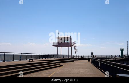 Capanna rosa su palafitte, palafitte. The Barrage, Cardiff Bay. Estate 2022. Luglio Foto Stock