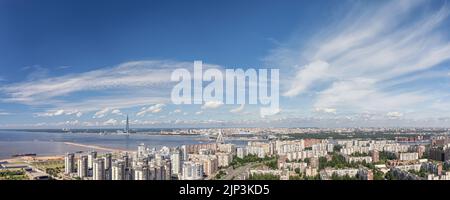 Splendida vista panoramica aerea sul mare a San Pietroburgo, Russia. Strada sopraelevata, ponte, cielo suggestivo e città nelle giornate di sole Foto Stock