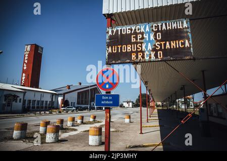 Una stazione degli autobus pubblici vuota con un cartello arrugginito che indica la fermata a Brcko, Bosnia-Erzegovina Foto Stock