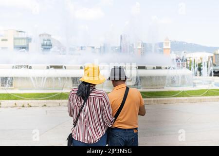 Barcellona, Spagna - 5 maggio 2022: Coppia asiatica in vacanza alla fontana Montjuic di Barcellona (Spagna). Foto Stock