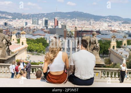 Barcellona, Spagna - 5 maggio 2022: Coppia in vacanza al punto di vista Montjuic a Barcellona (Spagna). Foto Stock