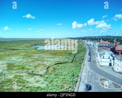 Parkgate villaggio sul mare Wirral Merseyside dall'alto con drone sparato a mezz'aria Foto Stock