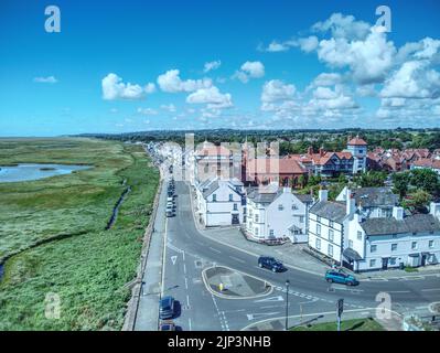 Parkgate villaggio sul mare Wirral Merseyside dall'alto con drone sparato a mezz'aria Foto Stock