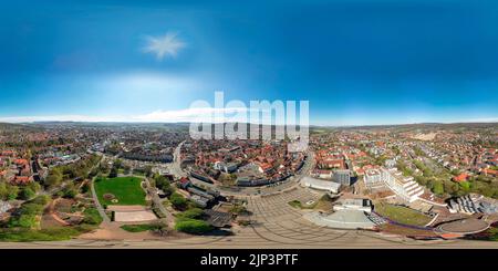 Una vista panoramica di una città con un cielo nuvoloso blu Foto Stock