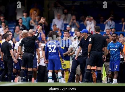 Foto del file datata 14-08-2022 del manager del Chelsea Thomas Tuchel è inviato dall'arbitro Anthony Taylor durante la partita della Premier League a Stamford Bridge, Londra. L'allenatore capo di Chelsea Thomas Tuchel e la controparte di Tottenham Antonio Conte sono stati accusati di condotta impropria dopo la partita della Premier League di domenica a Stamford Bridge, la Football Association ha annunciato. Data di emissione: Lunedì 15 agosto 2022. Foto Stock