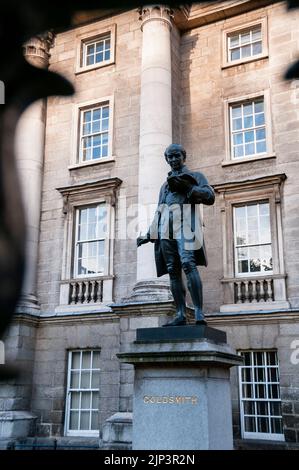 Statua di Oliver Goldsmith al Trinity College di Dublino. Foto Stock