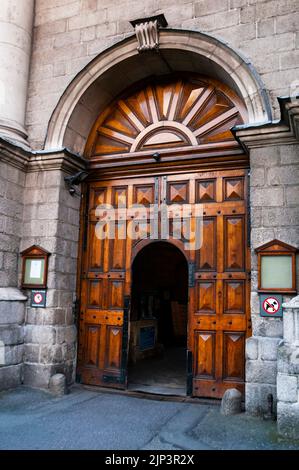 Porta al Trinity College di Dublino, Irlanda. Foto Stock
