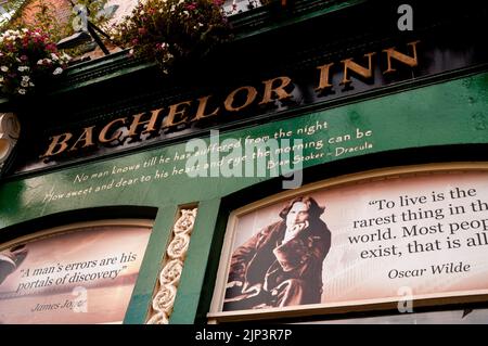 Il poeta irlandese Oscar Wilde dà consigli sulla facciata del pub Bachelor Inn a Dublino, Irlanda. Foto Stock