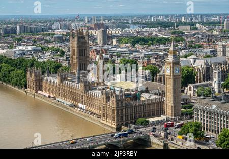 Londra, Regno Unito - 4 luglio 2022: Visto dal London Eye. Scenario con il Palazzo di Westminster, la Casa dei Lord, il Big ben, le torri della chiesa e la giungla urbana nel retro Foto Stock