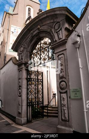 Porta rotonda ad arco per St La Chiesa carmelitana di Theresa in Clarendon Street a Dublino, Irlanda. Foto Stock