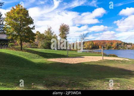 Campo da Beach volley in un parco deserto sul lago in una chiara giornata autunnale Foto Stock