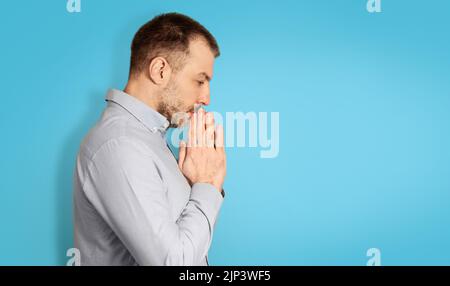 Unhappy Middle Aged Man Thinking mani vicino al viso, Studio Foto Stock