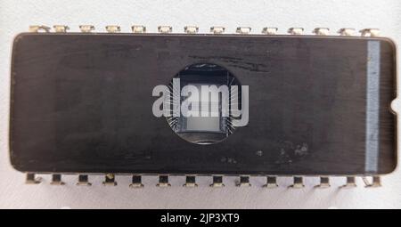 Un top-veiw di una EPROM che apre una gomma UV per riaggiornare un programma Foto Stock