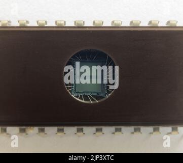 Un top-veiw di una EPROM che apre una gomma UV per riaggiornare un programma Foto Stock