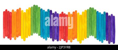 Coloratissime popsicle di legno arcobaleno su sfondo bianco con spazio per le copie Foto Stock