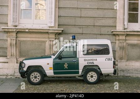 Un suv fuoristrada 4x4 classico della polizia spagnola parcheggiato in strada, Guardia Civil Nissan Patrol car Foto Stock