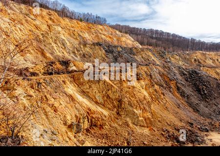 Vecchia miniera di rame e oro abbandonata sui monti Apuseni, Romania Foto Stock