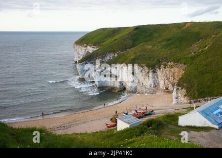 Barche da pesca a ciottoli sulla riva presso la spiaggia di North Landing, Flamborough Head Foto Stock