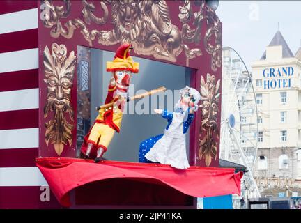 Punch e Judy durante un'esecuzione delle follie a testa di legno del professor Codman a Llandudno, nel Galles del Nord Foto Stock