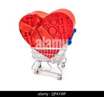 Regalo rosso a forma di cuore con arco per San Valentino nel carrello su sfondo bianco Foto Stock