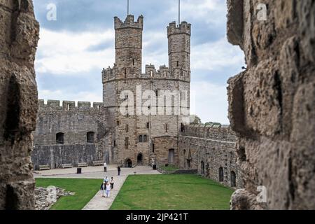 CAERNARFON, GRAN BRETAGNA - 14 SETTEMBRE 2014: Questo è il cortile del castello di Caenarfon, un esempio eccezionale di architettura militare medievale Foto Stock