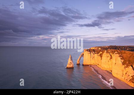 L'incredibile tramonto sulle scogliere di Etretat Foto Stock