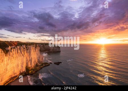 L'incredibile tramonto sulle scogliere di Etretat Foto Stock