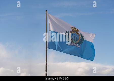 Il tessuto della bandiera nazionale sammarinese che ondola sul cielo Foto Stock