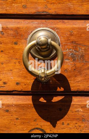 Pomolo rustico su Una porta in legno vista a Siena Foto Stock