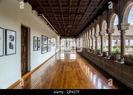 Disegni, archi e colonne, sala espositiva, Coricancha, Convento de Santo Domingo del Cusco, Cusco, Perù Foto Stock