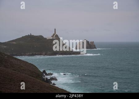 Una vista panoramica del faro di Cabo Vilan sulle colline rocciose della costa occidentale della Galizia, Spagna Foto Stock