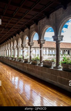 Corridoio, archi e colonne, sala espositiva, Coricancha, Convento de Santo Domingo del Cusco, Cusco, Perù Foto Stock