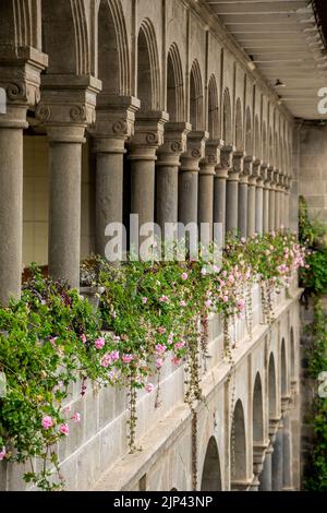 Archi, colonne e fiori, Coricancha, Convento de Santo Domingo del Cusco, Cusco, Perù Foto Stock