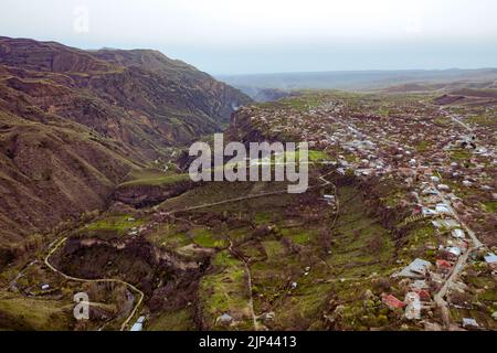 Una vista drone del Tempio di Garni con i villaggi circostanti nella regione di Kotayk, Armenia Foto Stock