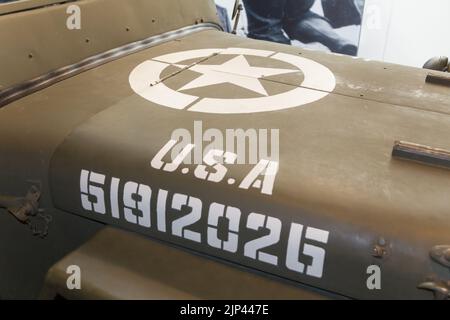 Un primo piano di un'antica Jeep militare iconica, vintage Willys dettaglio auto in Normandia, Francia Foto Stock