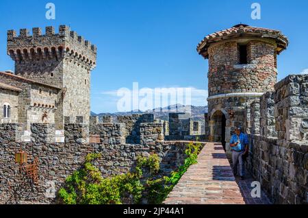 Castello di Amorosa, un'azienda vinicola in un castello toscano fittizio nella Napa Valley in California, USA, dove è possibile fare una degustazione di vini Foto Stock