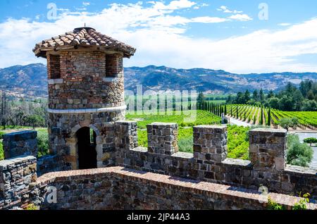 Castello di Amorosa, un'azienda vinicola in un castello toscano fittizio nella Napa Valley in California, USA, dove è possibile fare una degustazione di vini Foto Stock