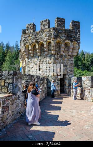 Castello di Amorosa, un'azienda vinicola in un castello toscano fittizio nella Napa Valley in California, USA, dove è possibile fare una degustazione di vini Foto Stock