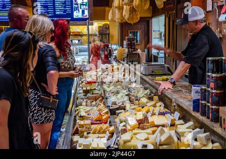 Un banco di formaggi che vende formaggi in tutto il mondo. Foto Stock