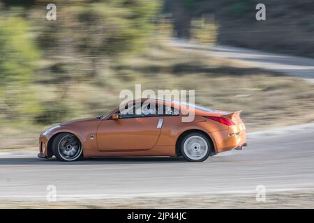 Un'iconica auto sportiva giapponese Nissan 350z con messa a punto personalizzata Foto Stock