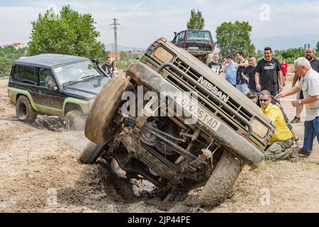 Fuoristrada Nissan Patrol GR auto che gira nel fango Foto Stock